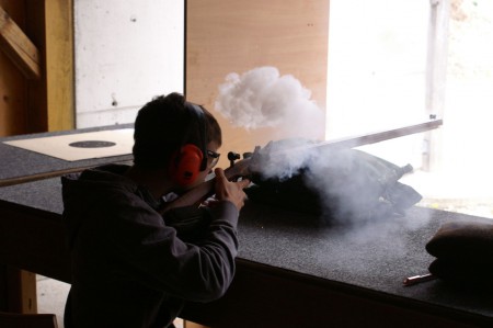 Buder Max mit dem Steinschloss Gewehr